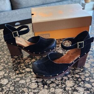 Korks Clogs Black Suede with Gold Nailhead trimmed Clogs - Size 8 Medium